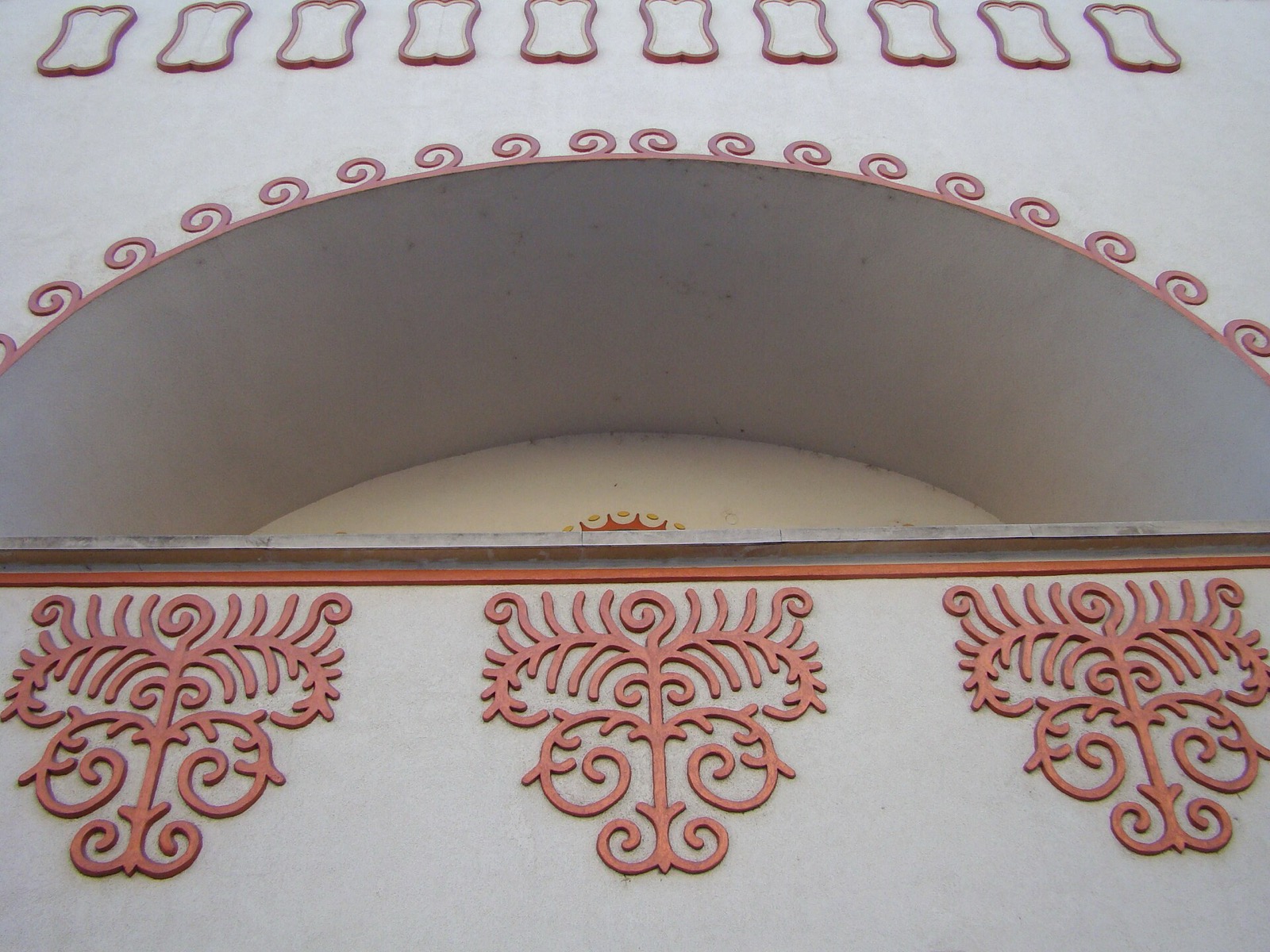 Ornamente florale sub logia semicirculară