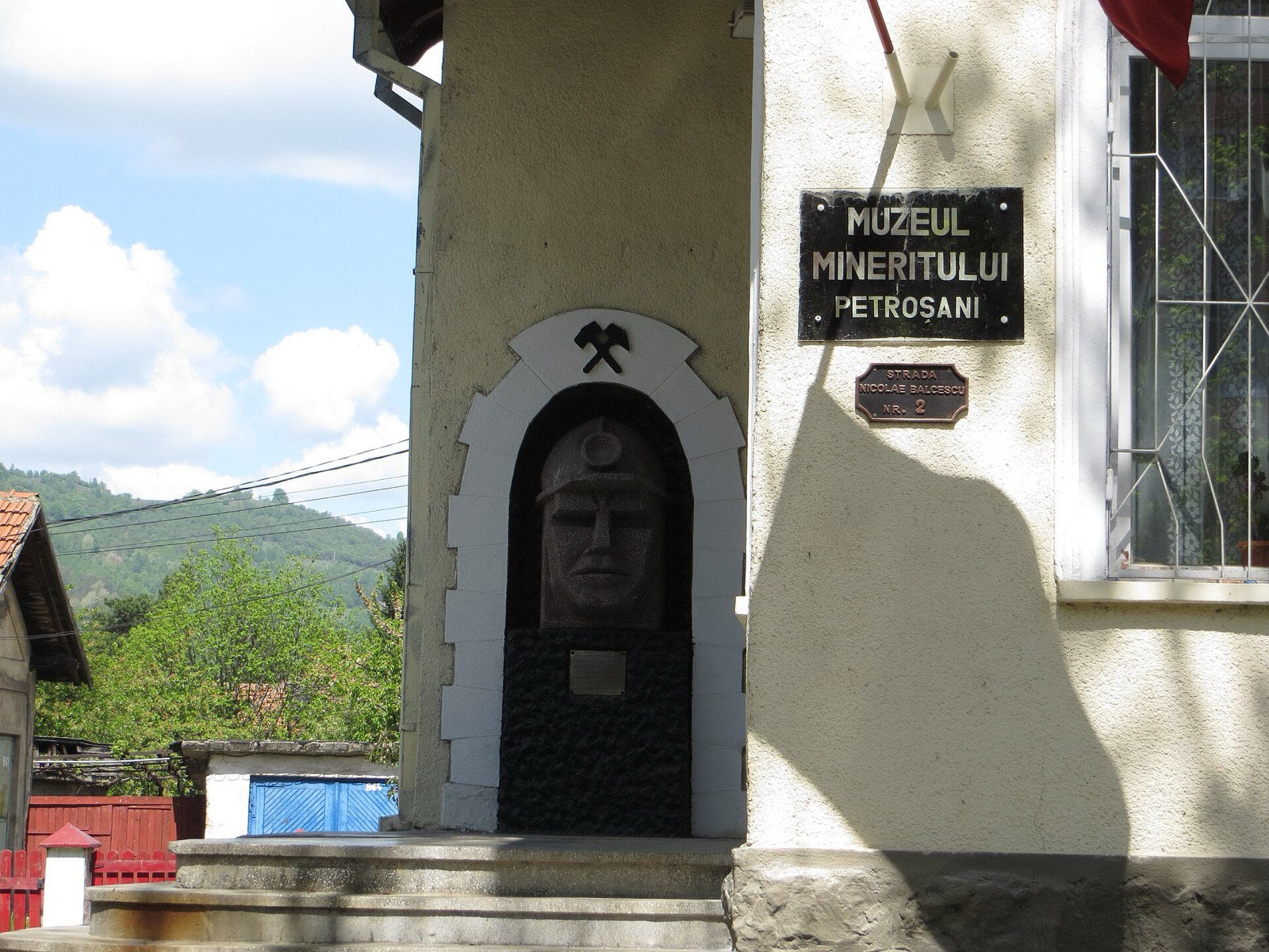 Eingang des Museums mit der Büste eines Bergmanns